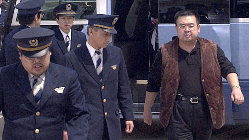 Arkivbild från 2001 när Kim Jong-Nam eskorteras av polis på flygplatsen Narita i Tokyo, Japan.