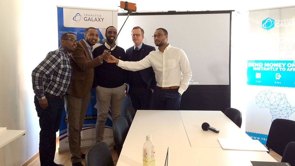 Mikael Damberg förevigas på selfie med företaget Transfer Galaxy AB.