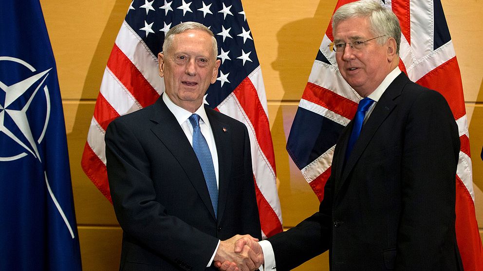 USA:s försvarsminister James Mattis (TV) tillsammans med sin brittiske kollega Michael Fallon.