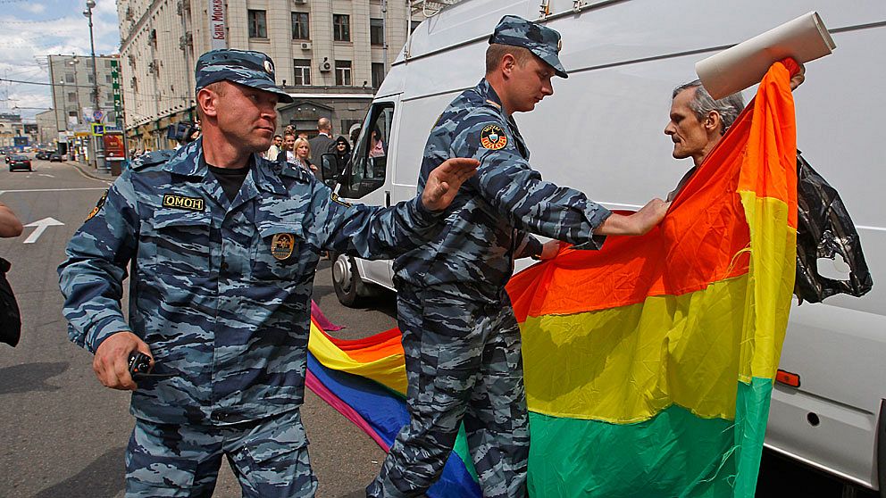 Poliser stoppar en gayaktivist i Moskva efter ett försök att hålla en gayparad den 27 maj 2012.