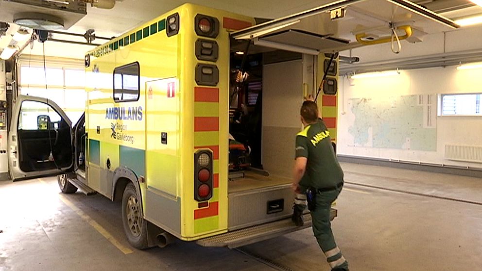 ambulans i Region Gävleborg, en ambulanspersonal kliver in i ambulansen