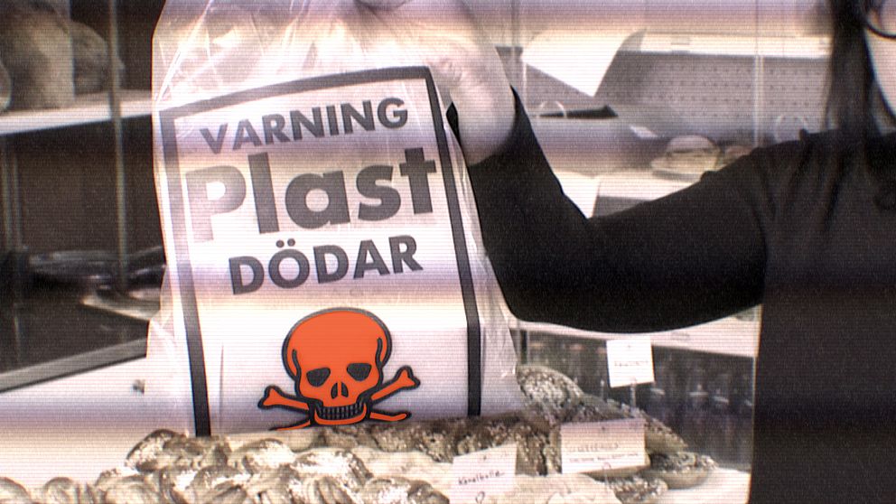 ”Varning plast dödar” tryckt på en plastpåse