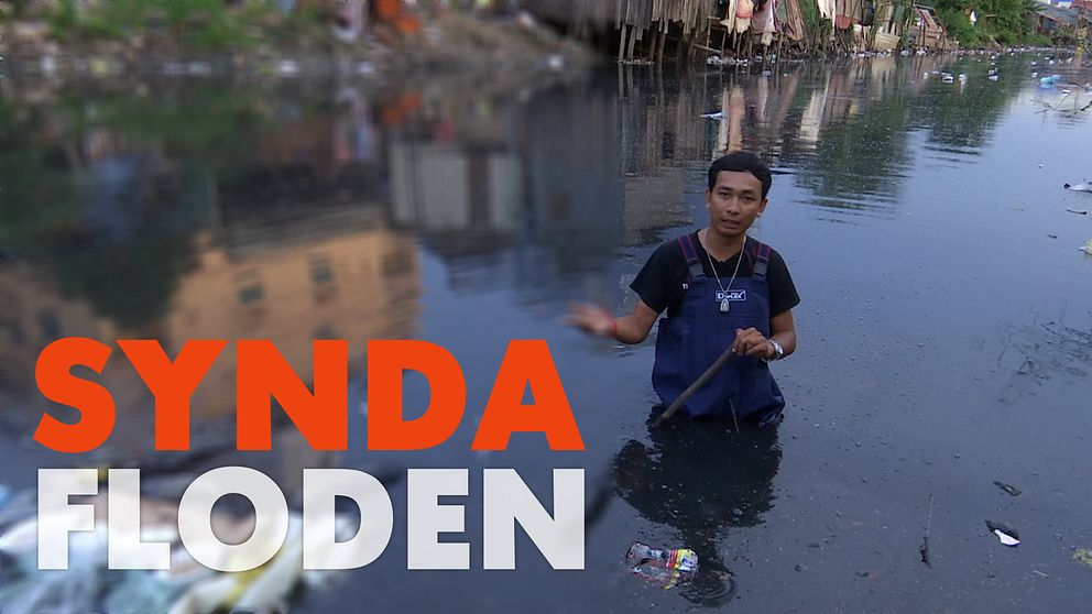 Här står aktivisten Sun Mala mitt i den förorenade floden i Kambodjas huvudstad Phnom Penh.