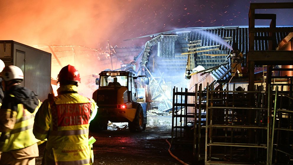 En brand utbröt natten mot fredagen på en gård mellan Veberöd och Torna Hällestad.