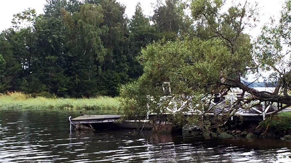 Här, nedanför bryggan, vid sommarstugan i Granliden utanför Arboga hittades den 41-årige mannen död.