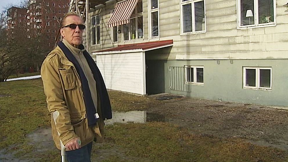 Anders Nordström framför barnhemmet där han växte upp.