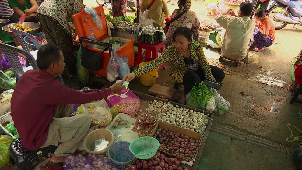 På marknaden i Phnom Penh delas plastpåsar ut gratis, något som kanske kan ändras.