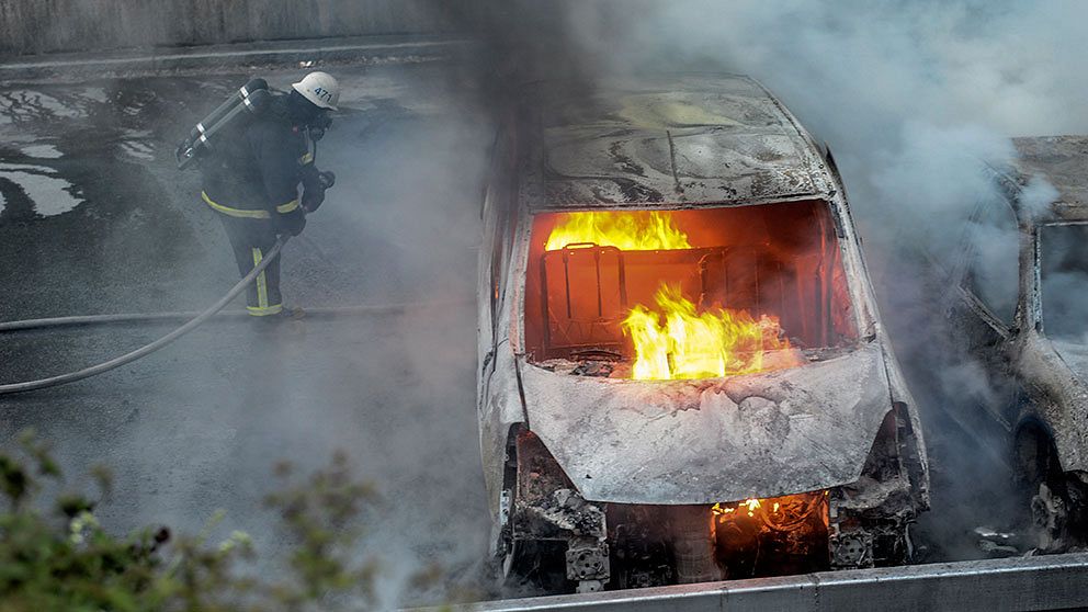 Flera bilar sattes i brand i Rinkeby på torsdagskvällen.