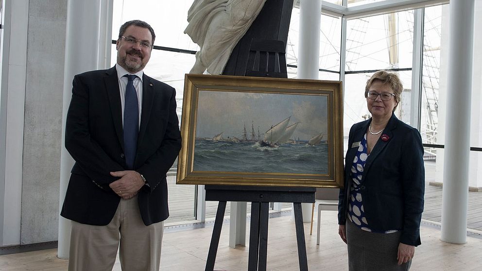 Ingrid Hall Roth, museichef på Marinmuseum och Per Jenvald, ordförande för Marinmusei vänner, tillsammans med den nya målningen.
