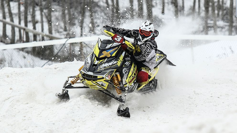 skotercrossförare kör snöskoter