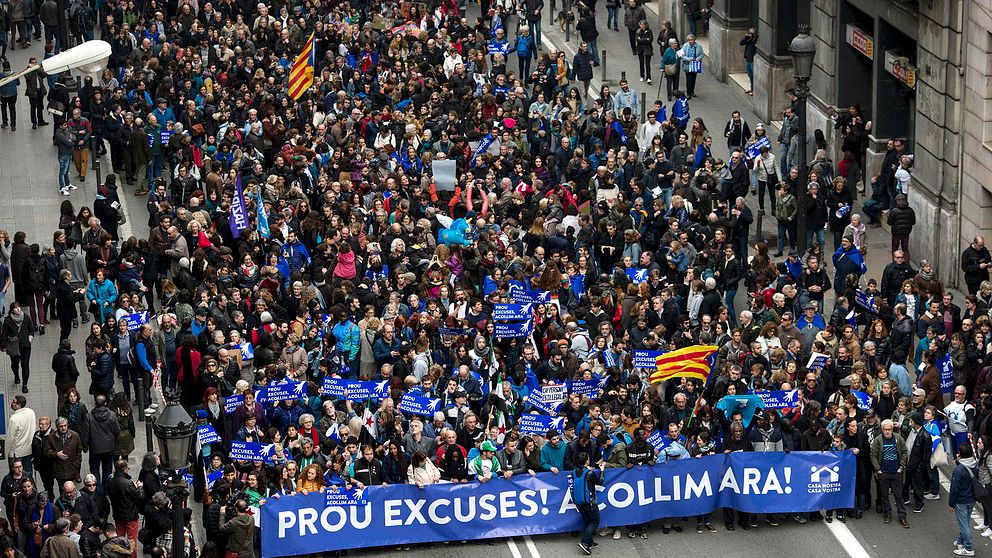 Tusentals demonstranter på Barcelonas gator.