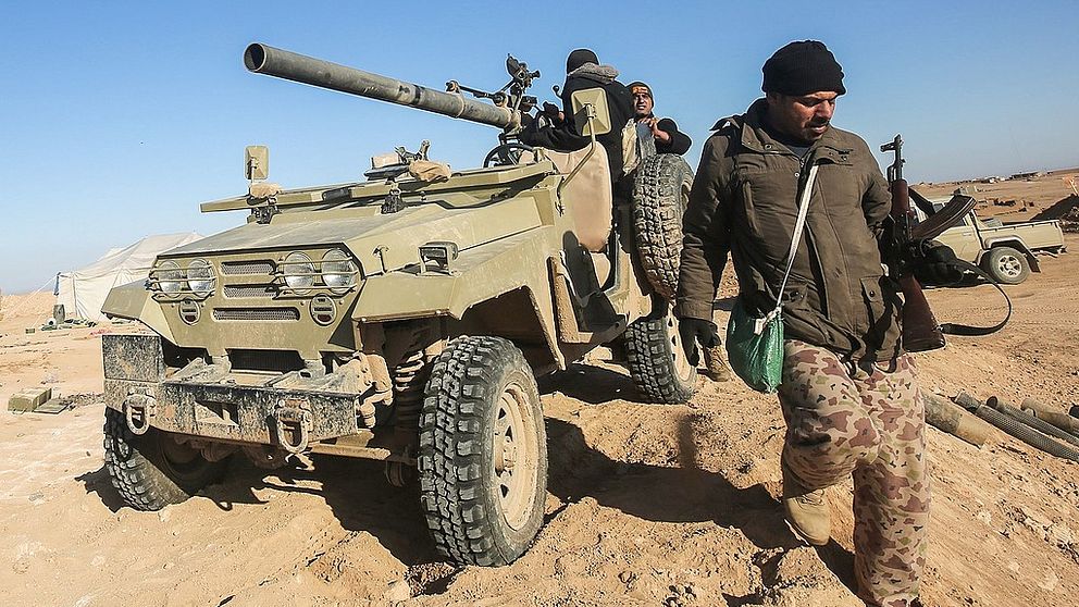 Soldater i byn Ayn al-Hisan i västra Mosul på lördagen.