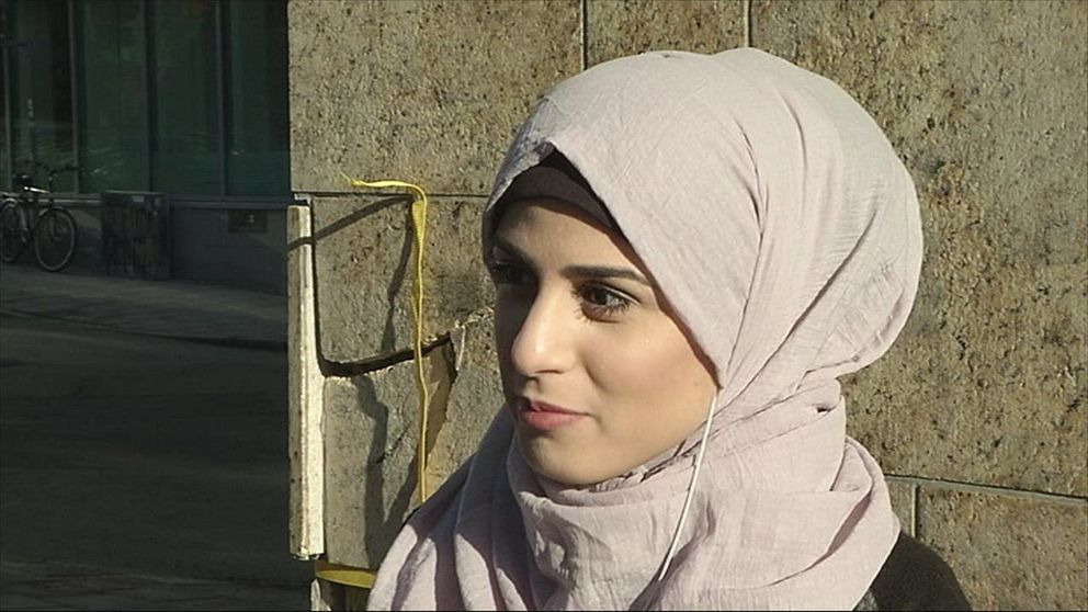 Kvinna som bär slöja utanför moské: Jag är inte förtryckt.