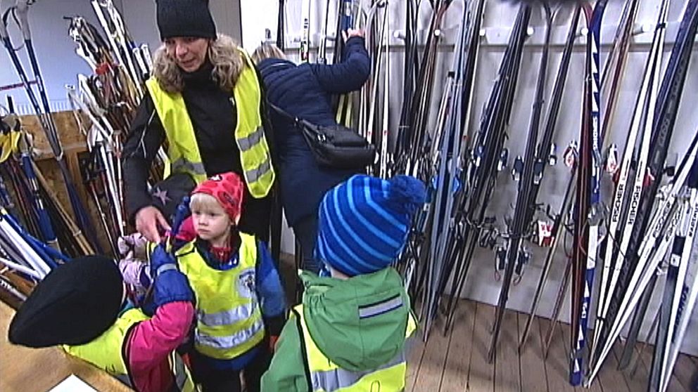 Barn på fritidsbanken tittar på skidor.
