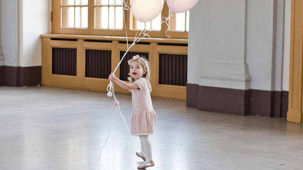 Leonore leker med ballonger.