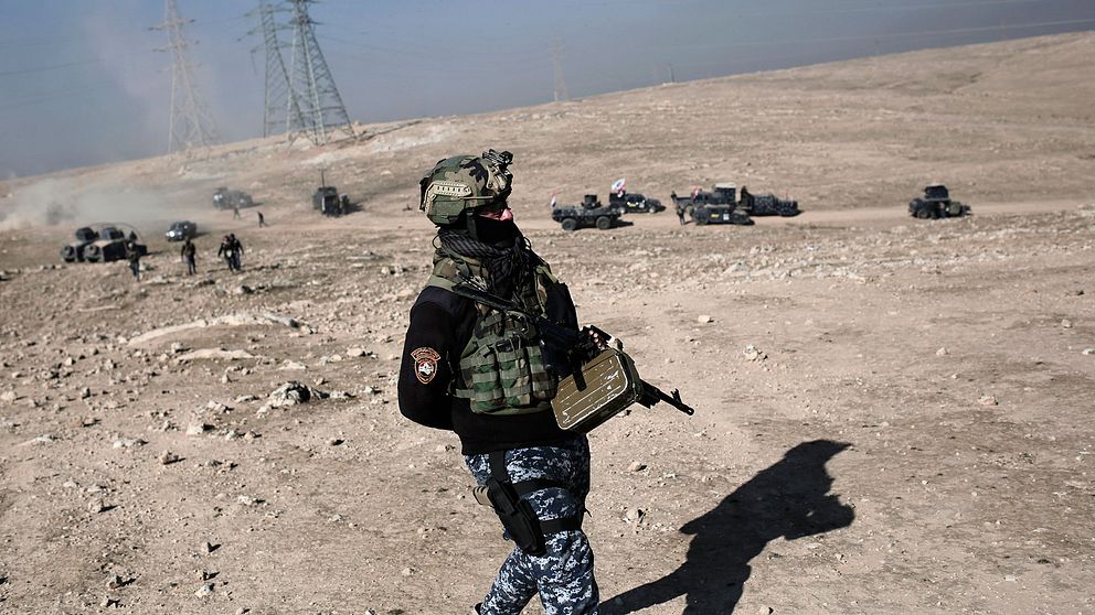 En irakisk polisman närmar sig frontlinjen. Striderna om västra Mosul väntas bli hårda.