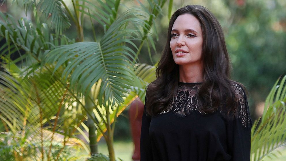 Angelina Jolie anländer till en konferens i Kambodja.