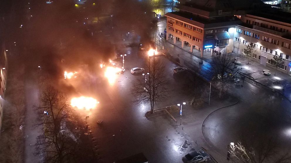 Polisen sköt mot de som kastade sten emot dem.