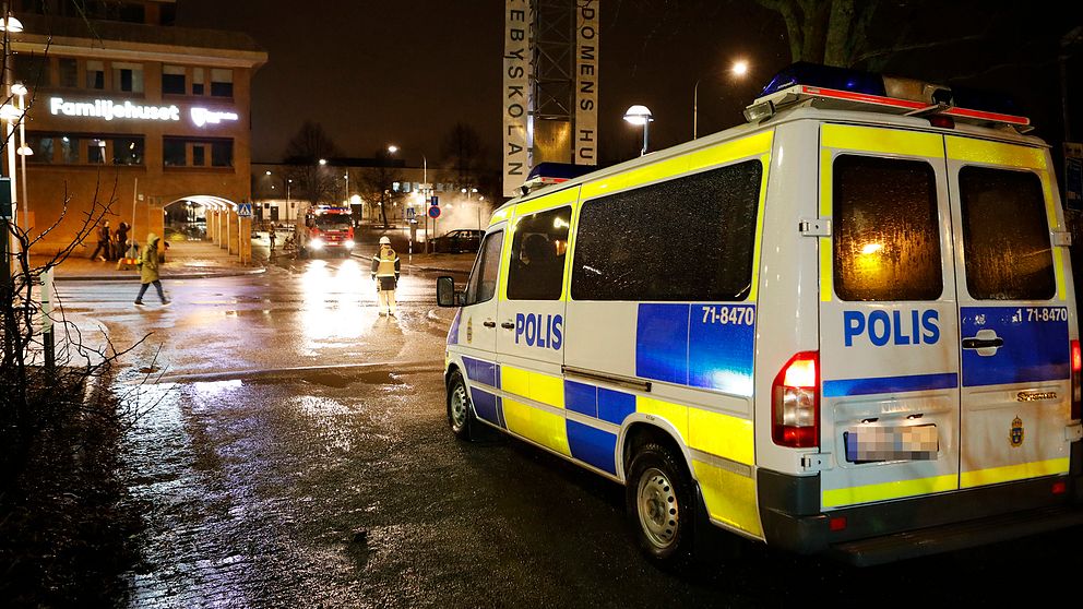 Räddningspersonal och polisbilar utanför oroligheter i Rinkeby i Stockholm under måndagen.