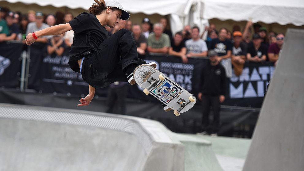 Sveriges Oskar Rozenberg Hallberg under herrarnas semifinal vid skateboard-VM i Malmö 2016.