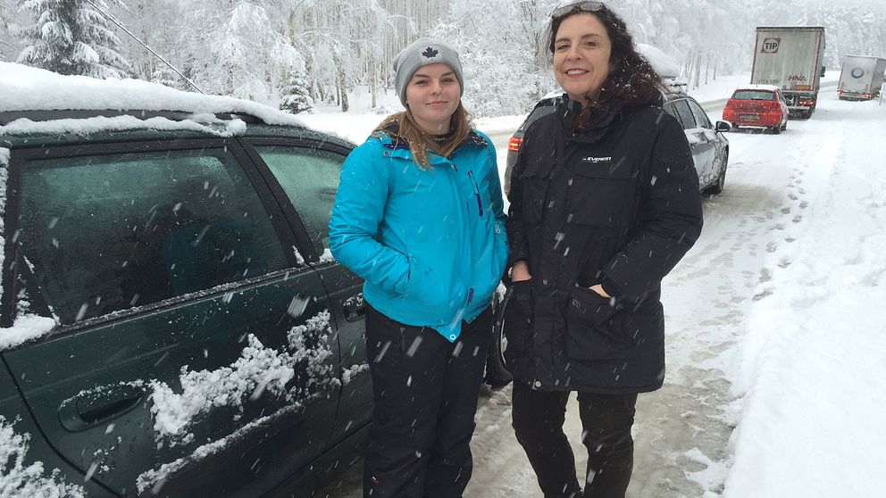 Julia Johansson och Ulrika Norderheim fastnade i bilköer på riksväg 50