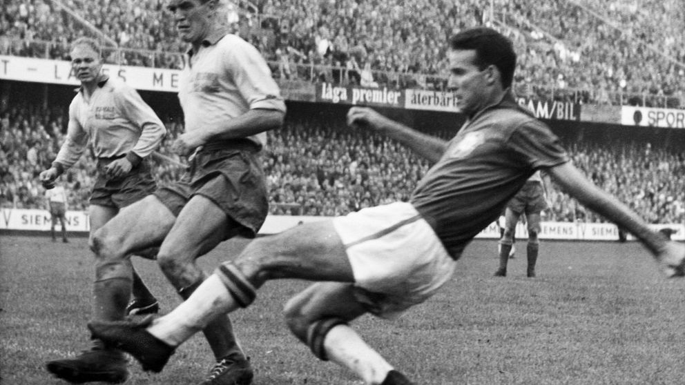 Tog VM-silver med Sverige 1958. Här i duell med brassen Zagallo.