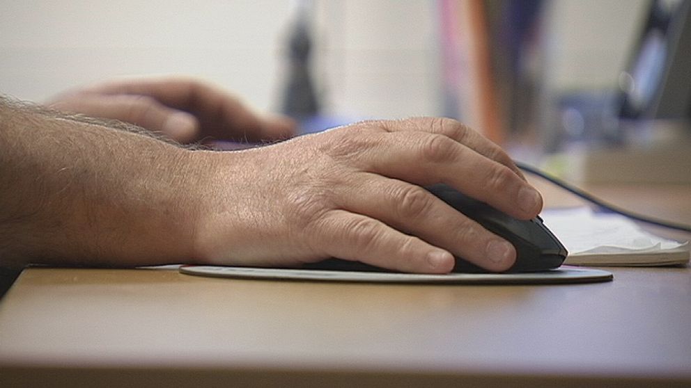 En hand och en datormus.