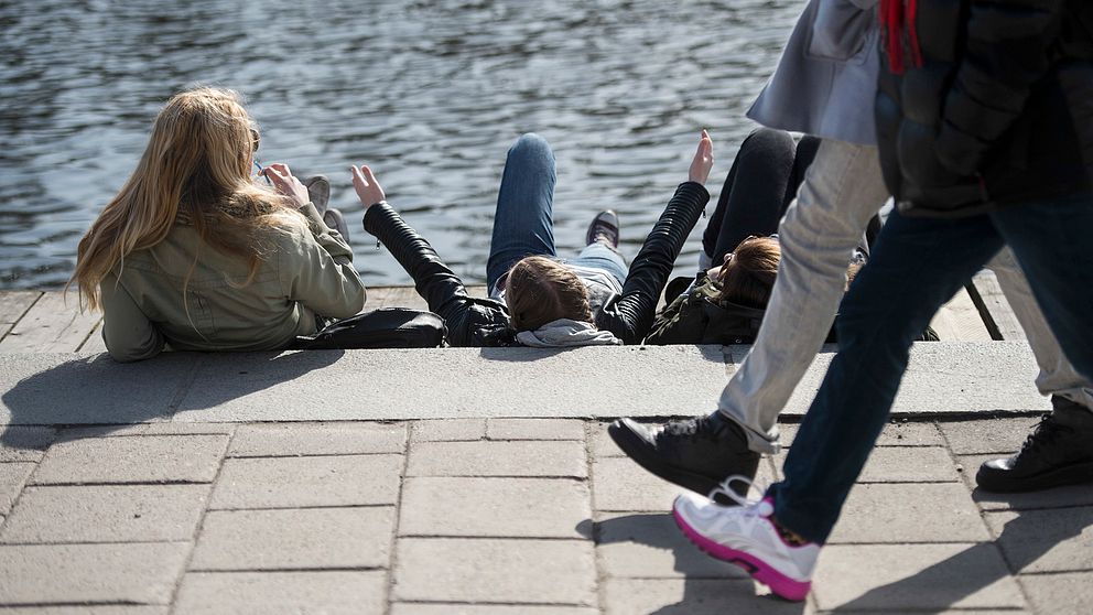 Ungdomar njuter av vårvädret