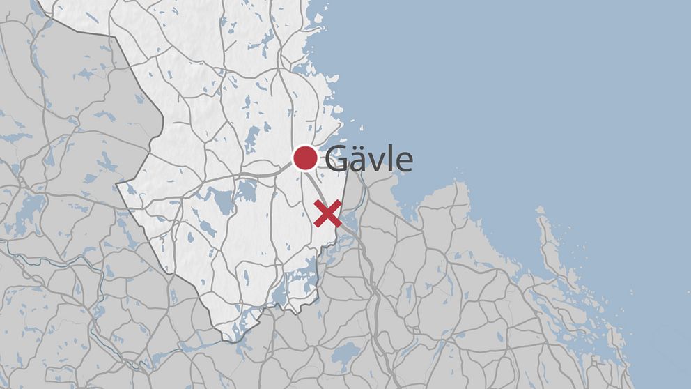En karta över delar av Gävleborg där olycksplatsen är markerad ett rött kryss.