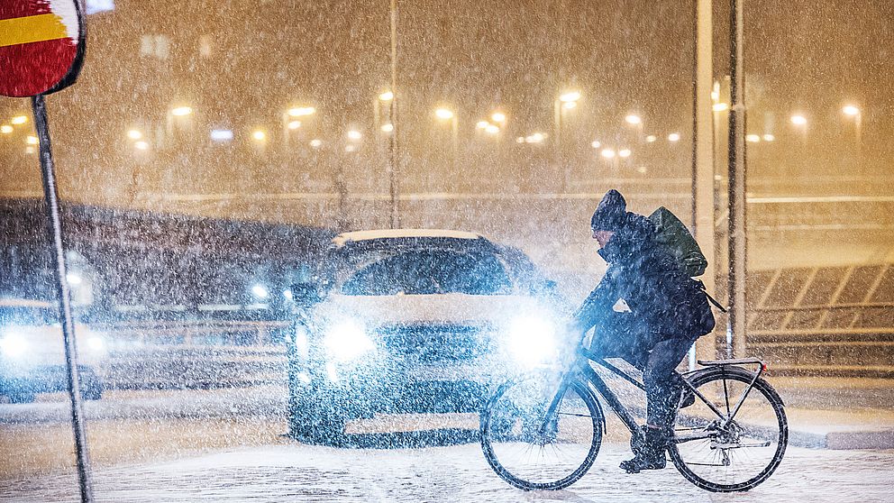 cykel och bil i snö