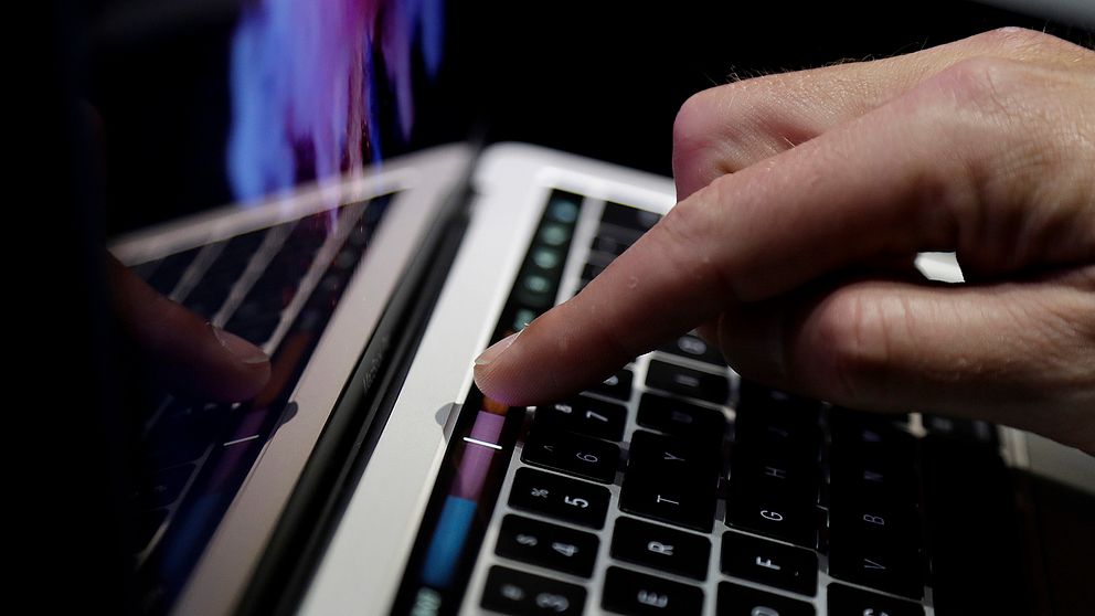 En person knappar på sin dator.