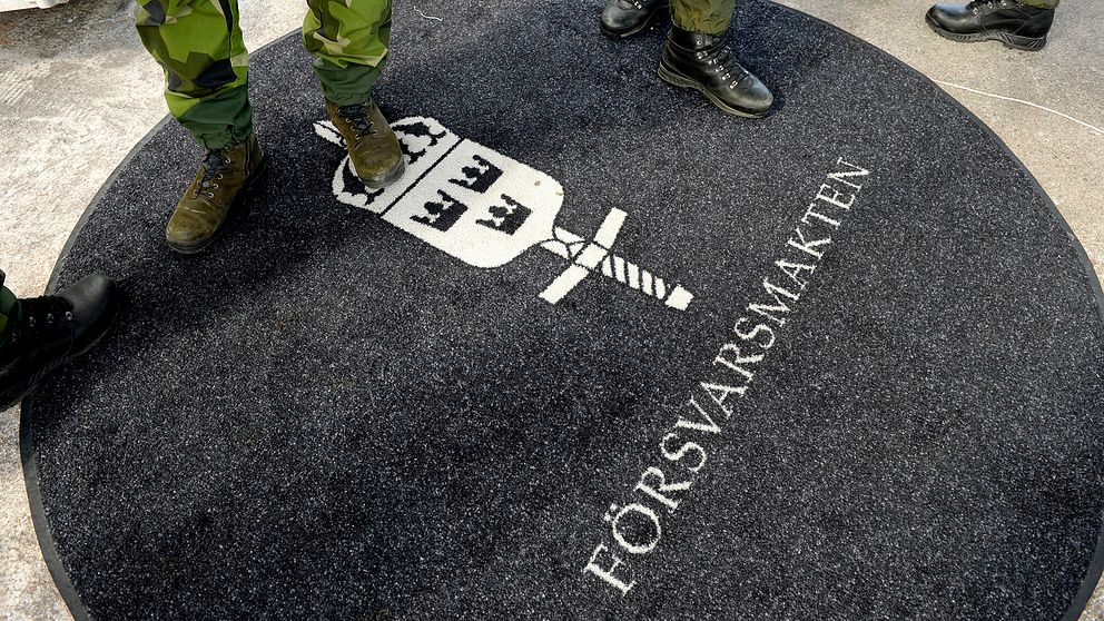Militärer står på en matta där det står Försvarsmakten.