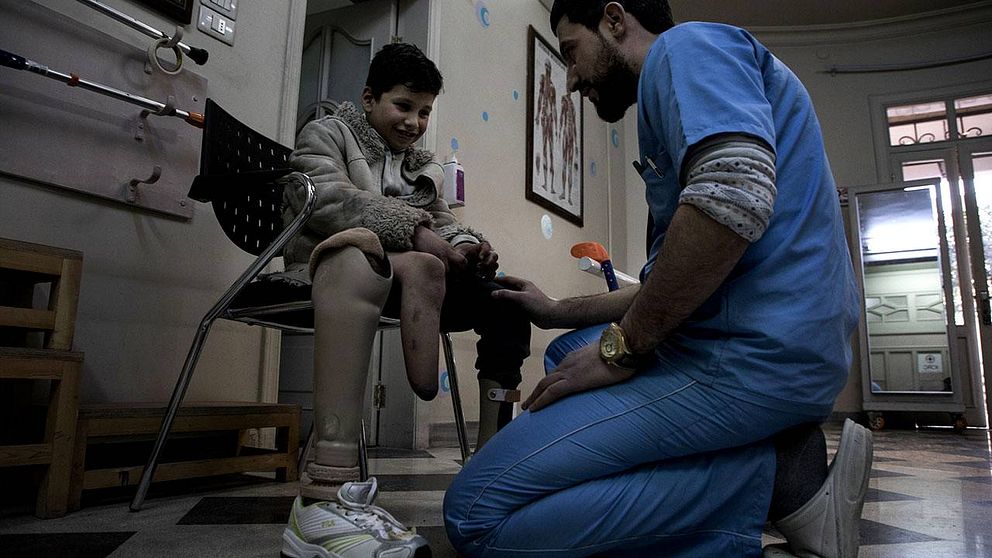Ahmad pratar med sin läkare om vad som känns bra och dåligt med den nya protesen som han fått. Den skaver lite, och de justerar den till det bättre.