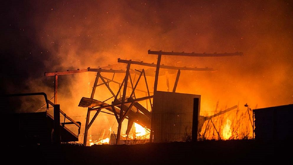 Kraftig ladugårdsbrand strax utanför Bankekind i Linköping