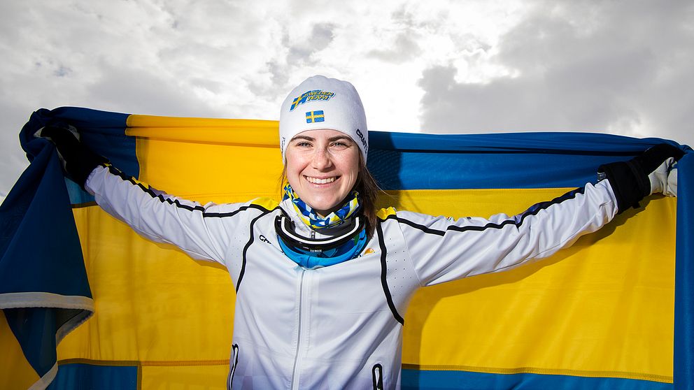 Ebba Andersson efter att ha vunnit silver på 10km skiathlon under JVM.