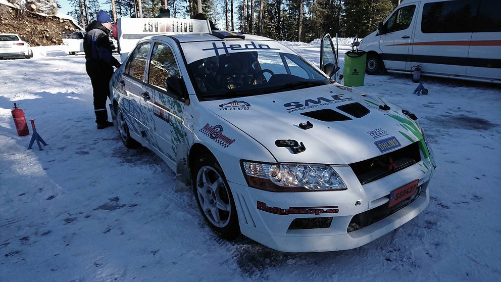 En Mitsubishi står parkerad och i bilen sitter Per-Gunnar Andersson och väntar på att testa bilen.