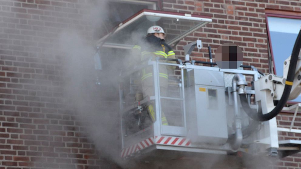 En kvinna och ett spädbarn räddades ur en rökfylld lägenhet i Varberg.