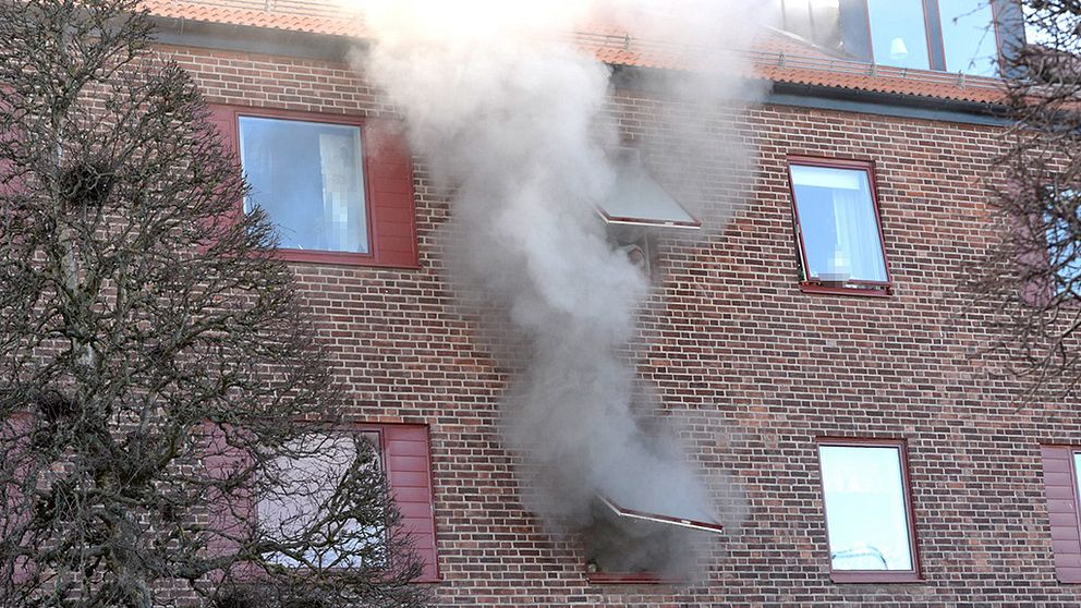 Räddningstjänsten på plats vid lägenhetsbranden i Varberg.
