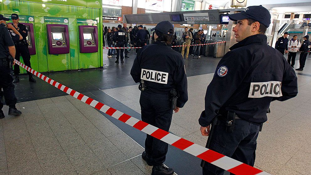 Avspärrningar i La Defense efter knivdådet.