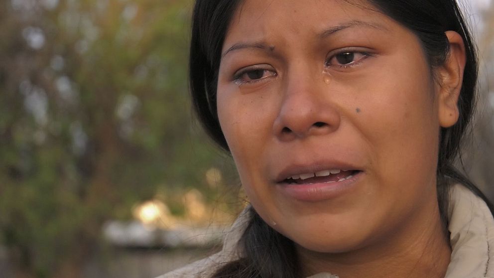 Zaneli Huaxcuatli har lämnat sina döttrar i hopp om ett bättre liv. Nu har hon stora skulder som hon måste jobba av.