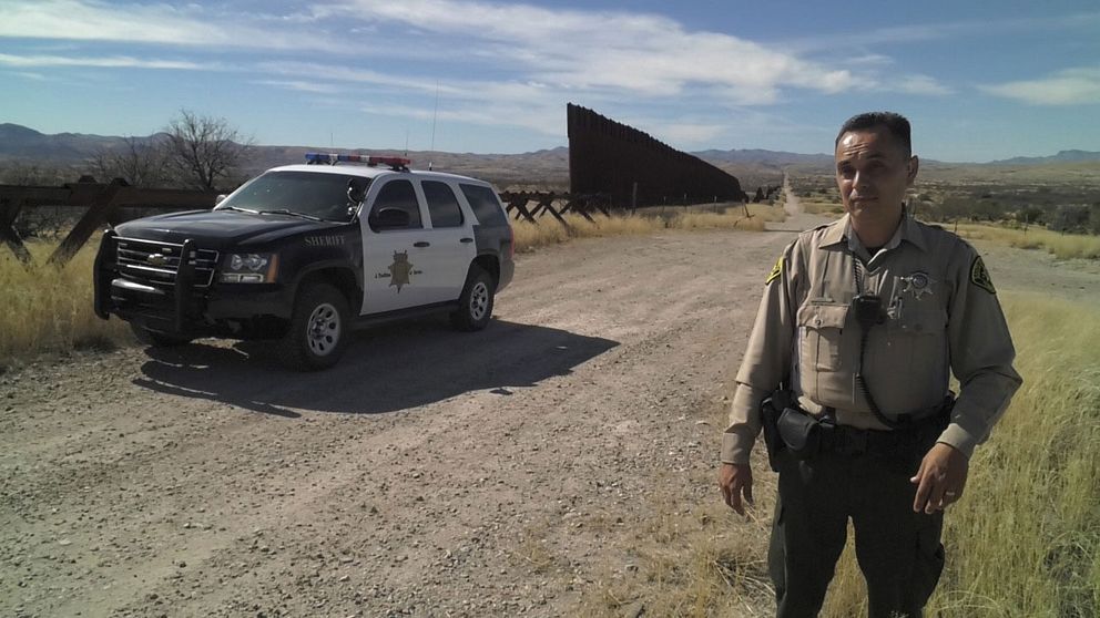 Paul Estrada, sheriff vid gränsen, berättar om hur migranterna vädjar om att han inte ska gripa dem.