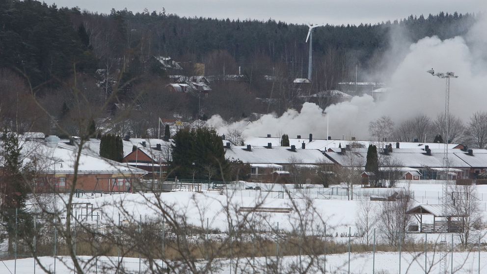 En brand har utbrutit i en radhuslänga i Bålsta.
