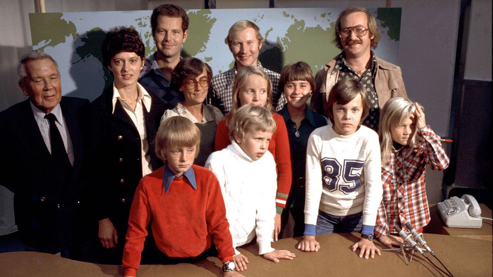 Knattereportrarna 1976 omgivna av redaktören Sigge Ågren,producenten Eva Mueller, reportern Andres Küng, scriptan Marianne Jansson, programledaren Bengt Fahlström och reportern Karsten Erichs.