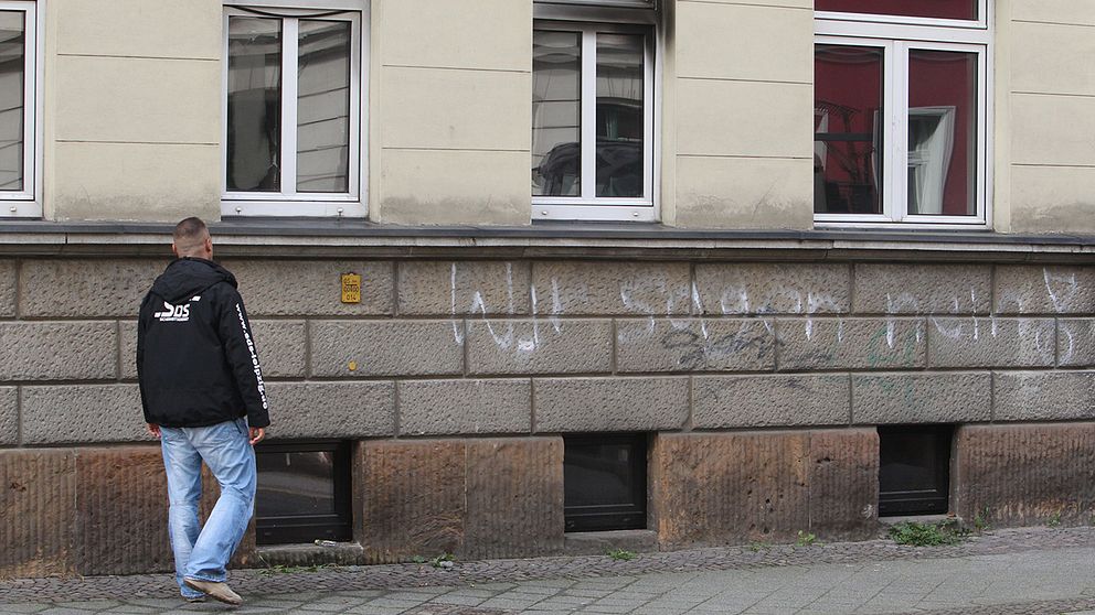 ”Wir sagen Nein!” – ”Vi säger nej!”, står det skrivet med vit sprejfärg på den brandhärjade byggnaden som varit planerad att användas som asylboende. Leipzig, Tyskland, 2015.
