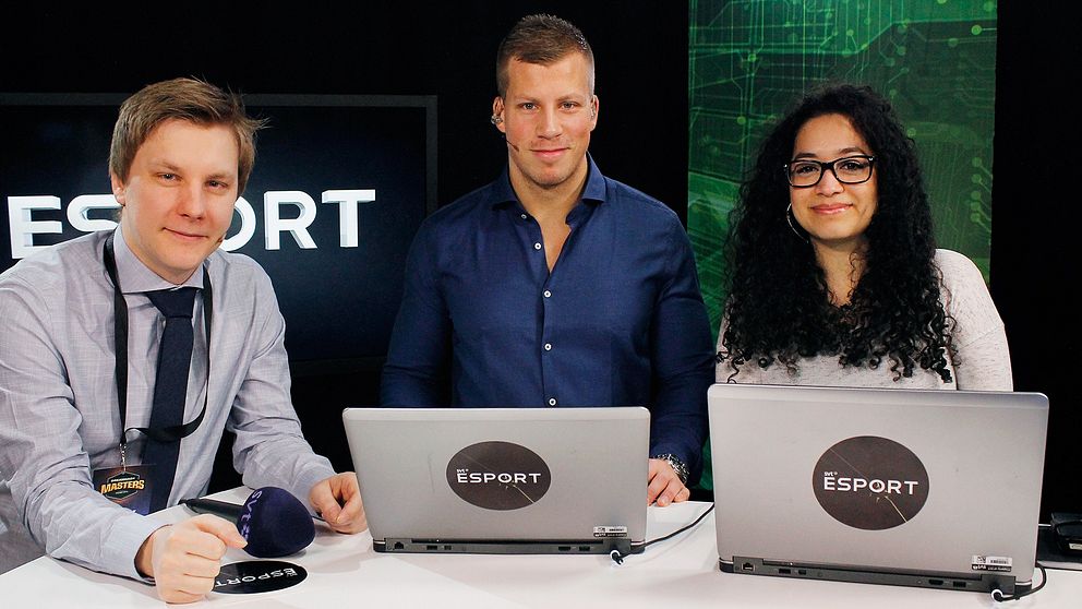 SVT E-sports programledare Petter Sjöstrand samt expertkommentatorerna Fredrik ”Jaegarn” Andersson och Mayra ”Ipsa” Perez.