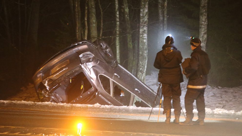 Poliser framför voltade flyktbilen.