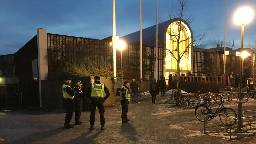 Stor polisnärvaro under medlemsmötet på Ekonomikum.