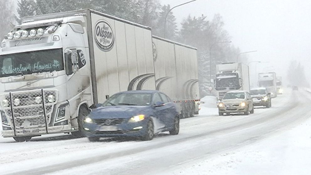 Besvärligt trafikläge med stopp flera ställen längs E4:an utanför Härnösand när det snöade och blåste där den 22 februari.