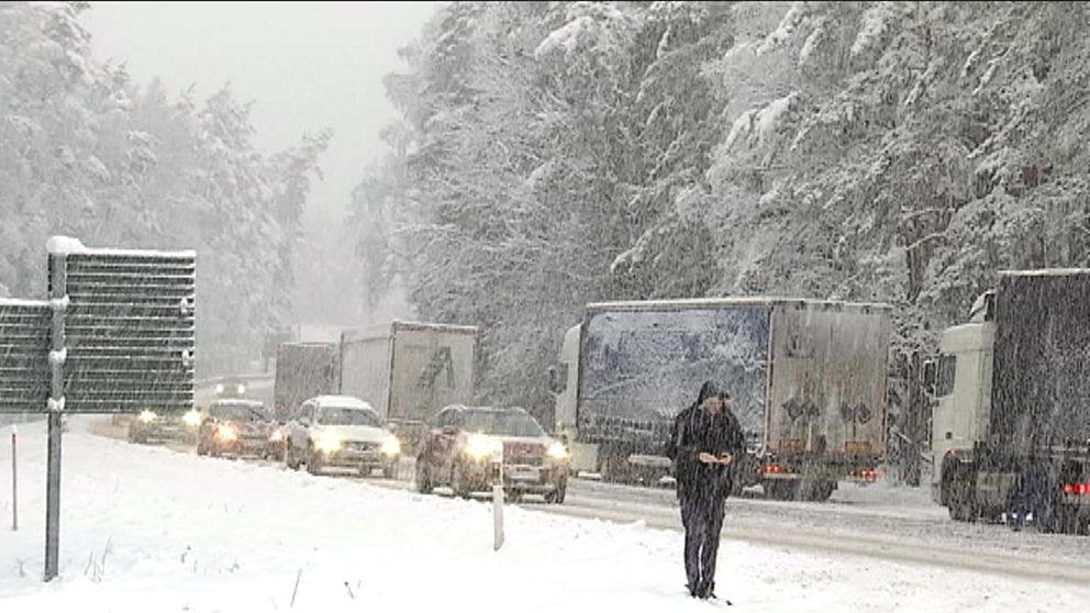 Trafikstörningar på riksväg 50 utanför Örebro i Närke i samband med snöfall den 21 februari.