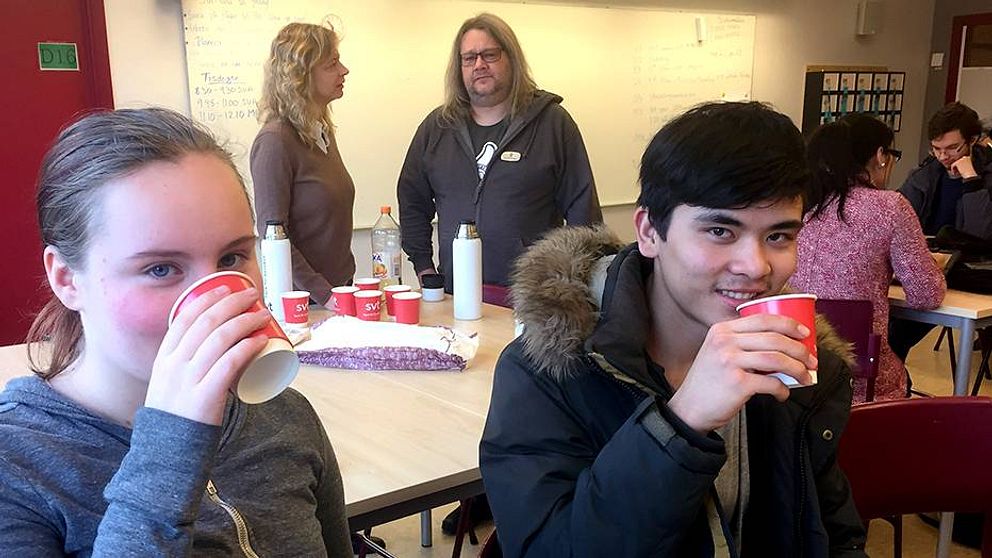 Hanne Robinson och Mujtaba Alizadeh i ett klassrum på Elof Lindälvs gymnasium.